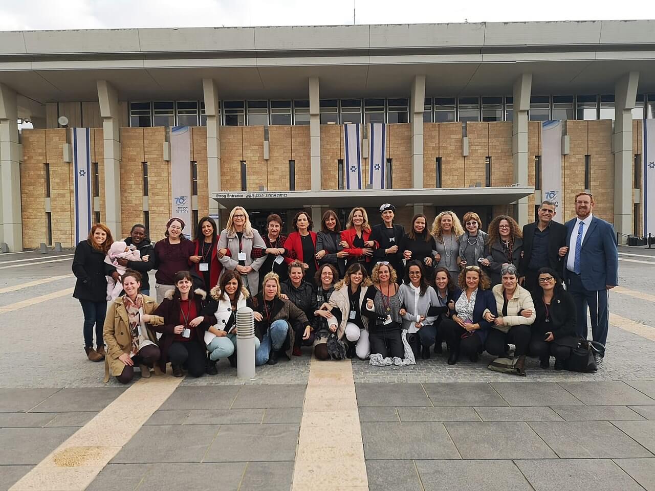 ציון אישור החוק לאיסור צריכת זנות - חברי כנסת וחברות המטה למאבק בסחר בנשים ובזנות והקואליציה למאבק בזנות | צילום: ויקיפדיה ציון אישור החוק לאיסור צריכת זנות - חברי כנסת וחברות המטה למאבק בסחר בנשים ובזנות והקואליציה למאבק בזנות | צילום: ויקיפדיה