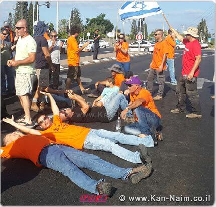 החקלאים שהפגינו פיזרו פירות על הכביש צומת כברי במחאה על מדיניות הממשלה צילום תנועת המושבים | עיבוד שולי סונגו ©