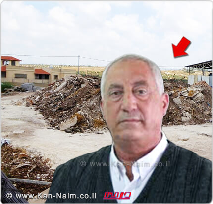 מוחמד שאמי, ראש המועצה ג’דידה-מכר | ברקע מסומן בחץ אדמת מדינה | עיצוב שולי סונגו