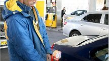 מתדלק בתחנת דלק | עיבוד צילום ממחושב: שולי סונגו©