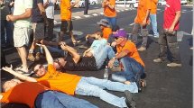החקלאים שהפגינו פיזרו פירות על הכביש צומת כברי במחאה על מדיניות הממשלה צילום תנועת המושבים | עיבוד שולי סונגו ©