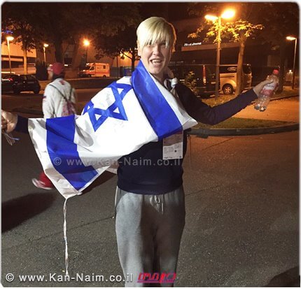 אלה סמופלוב המאמנת של המתעמלת נטע ריבקין, חוגגת את הישג חניכתה מחוץ לאולם צילום אדיבות איגוד ההתעמלות  עיבוד צילום שולי סונגו ©