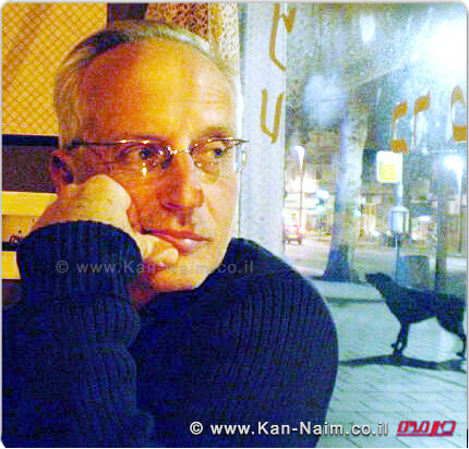 הכלבים נובחים והשיירה עוברת, העיתונאי יגאל סרנה מביט בכלב נובח, הו כמה זה סימבולי | צילום מתוך דף הפייסבוק האישי שלו | עיבוד צילום: שולי סונגו ©