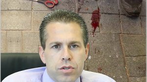 השר לביטחון הפנים מר גלעד ארדן, ברקע סכין ששימשה לפיגוע