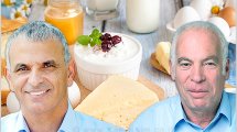 שר החקלאות ופיתוח הכפר אורי אריאל ועמיתו שר האוצר מר משה כחלון, ברקע מוצרי החלב וביצים שבפיקוח