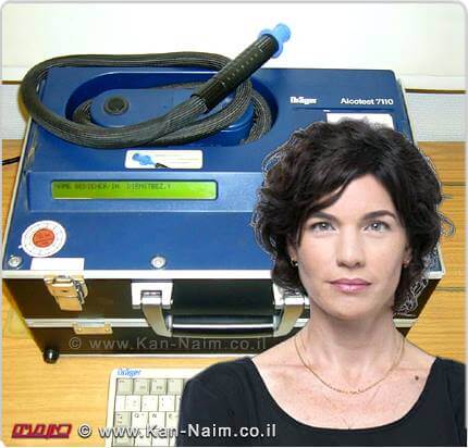 ח"כ תמר זנדברג, יו"ר ועדת הכנסת למאבק בנגעי הסמים והאלכוהול | ברקע: מכשיר ינשוף מדגם Drager Alcotest 7110 | צילום: ויקיפדיה, אתר הכנסת | עיבוד: שולי סונגו © ח"כ תמר זנדברג, יו"ר ועדת הכנסת למאבק בנגעי הסמים והאלכוהול | ברקע: מכשיר ינשוף מדגם Drager Alcotest 7110 | צילום: ויקיפדיה, אתר הכנסת | עיבוד: שולי סונגו ©