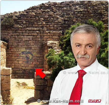 מנהל רשות העתיקות מר ישראל חסון ברקע מצודת אשדוד-ים בת 1,300 שנה