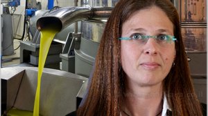 כב’ השופטת מירב קלמפנר נבון, מבית משפט השלום בעיר חיפה ברקע בית הבד העתיק