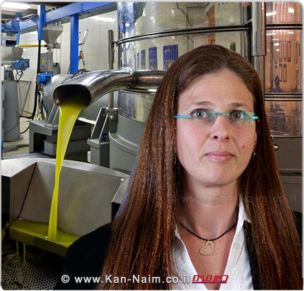 כב’ השופטת מירב קלמפנר נבון, מבית משפט השלום בעיר חיפה ברקע בית הבד העתיק