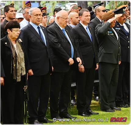 ראש הממשלה מר בנימין נתניהו והסגל הבכיר, מצדיעים לנופלים בביטחון המדינה | צילום: קובי גדעון, לע"מ | עיבוד צילום: שולי סונגו © ראש הממשלה מר בנימין נתניהו והסגל הבכיר, מצדיעים לנופלים בביטחון המדינה | צילום: קובי גדעון, לע"מ | עיבוד צילום: שולי סונגו ©