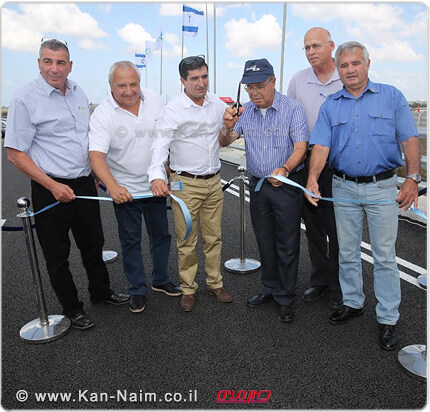 מימין: ראש המועצה האזורית מנשה אילן שדה, אלדד שלם מואז, מנכל חוצה ישראל, מנכל נתיבי ישראל ניסים פרץ, סגן ראש עיריית חדרה ומנכל העירייה | צילום: נתיבי ישראל