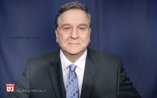העיתונאי יעקב אחימאיר מגיש תכנית "רואים עולם" יומן החוץ של הטלוויזיה הישראלית | צילום: אביב חופי | עיבוד צילום: שולי סונגו © העיתונאי יעקב אחימאיר מגיש תכנית "רואים עולם" יומן החוץ של הטלוויזיה הישראלית | צילום: אביב חופי | עיבוד צילום: שולי סונגו ©