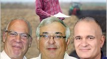 מאיר צור, שלמה בן אליהו, אורי אריאל | ברקע: חקלאי בצרות | עיבוד צילום ממחושב: שולי סונגו©