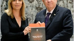 נשיא המדינה ריבלין עם הצוות שחיבר את הדין וחשבון למיגור הגזענות כנגד יוצאי אתיופיה בראשות הגב’ אמי פלמור