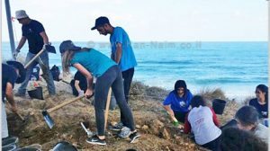 בני הנוער שעבדו בחפירה הארכאולוגית בחוף הים באשקלון | צילום: רשות העתיקות | עיבוד: שולי סונגו ©