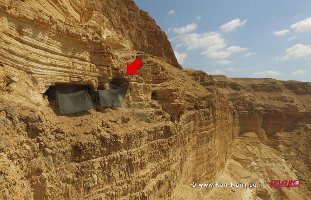 חפירה ארכיאולוגית לחיפוש ממצאים עתיקים במערת הגולגלות במדבר יהודה | צילום: גיא פיטוסי, רשות העתיקות | עיבוד: שולי סונגו ©