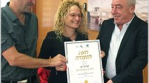 ראש העיר קריית ים, מר דוד אבן צור, מקבל לידיו את התעודה ("חמישה כוכבי יופי") ביחד עם ממלאת מקומו עורכת דין שיראל בר | עיבוד שולי סונגו ©