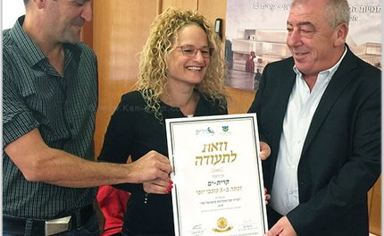 ראש העיר קריית ים, מר דוד אבן צור, מקבל לידיו את התעודה ("חמישה כוכבי יופי") ביחד עם ממלאת מקומו עורכת דין שיראל בר | עיבוד שולי סונגו ©