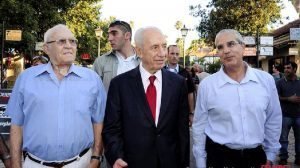 מימין: אלי אבוטבול ראש המועצה לשעבר, שמעון פרס ז"ל, ישי שיבובסקי ראש מועצת זכרון יעקב לשעבר, שהלך לעולמו
