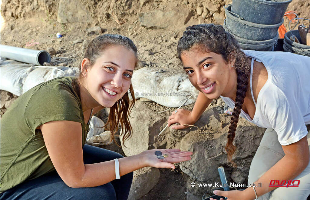 רשות העתיקות: בני נוער גילו מטבעות זהב-כסף מלפני 1200 שנה