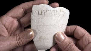 נחשפה קערת אבן מהתקופה החשמונאית עם כתובת בעברית: ’הרקנוס’ | צילום: קלרה עמית, אסף פרץ
