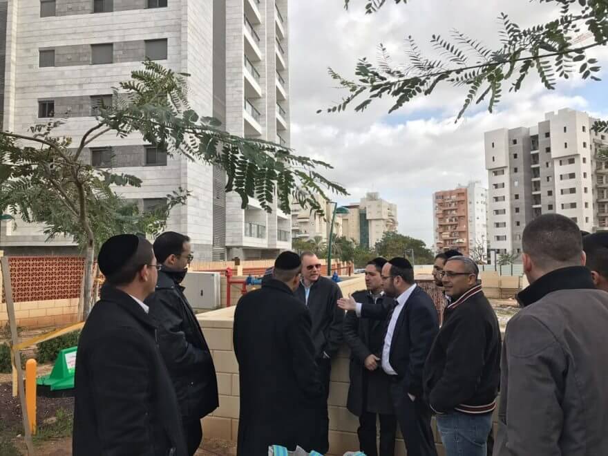 השר דוד אזולאי הבטיח לפעול במטרה לסייע למימון בינוי בית הכנסת בשכונת הפארק. השר דוד אזולאי הבטיח לפעול במטרה לסייע למימון בינוי בית הכנסת בשכונת הפארק.