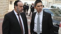 השר לשירותי דת חבר הכנסת הרב דוד אזולאי, המכהן כשר לשירותי דת עם המשנה לראש עיריית חדרה ויושב ראש תנועת ש"ס רבי בועז ביטון