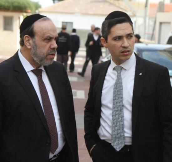 השר לשירותי דת חבר הכנסת הרב דוד אזולאי, המכהן כשר לשירותי דת עם המשנה לראש עיריית חדרה ויושב ראש תנועת ש"ס רבי בועז ביטון