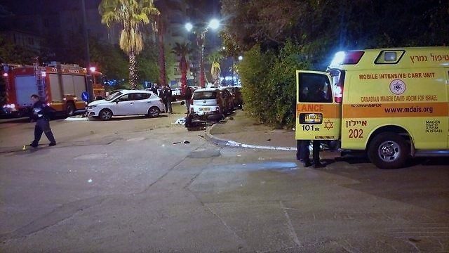 זירת התאונה בה רוכב אופנוע התנגש במכונית פרטית בעיר רחובות | צילום: מגן דוד אדום