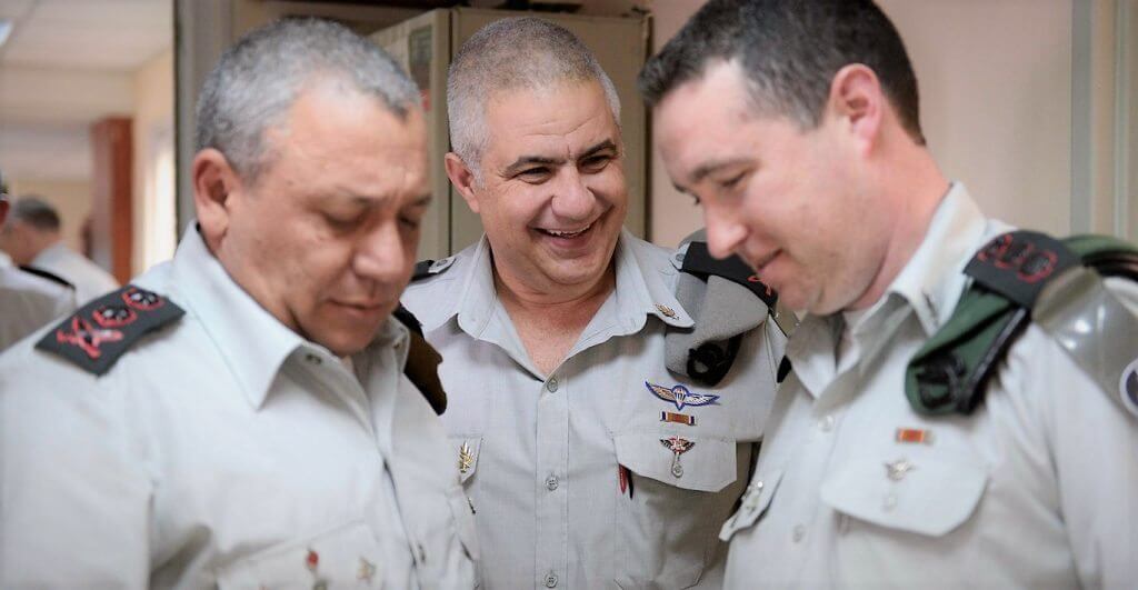 אלוף-משנה רונן מנליס, הוא דובר צבא הגנה לישראל במרכז הדובר היוצא אלוף מוטי אלמוז ומשמאל ראש המטה הכללי, רב-אלוף גדי איזנקוט | צילום: דובר צהל