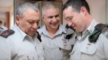 אלוף-משנה רונן מנליס, במרכז הדובר היוצא אלוף מוטי אלמוז ומשמאל ראש המטה הכללי, רב-אלוף גדי איזנקוט | צילום: דובר צהל