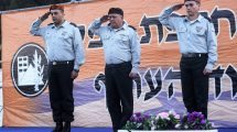 אלוף תמיר ידעי משמאל, מונה למפקד פיקוד העורף, מימין אלוף יואל סטריק במרכז, רב-אלוף גדי איזנקוט ראש המטה הכללי