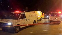  נתניה או שיקגו: הרוג ו-8 פצועים, אחד אנוש מירי לבית | בצילום: אמבולנס של מגן דוד אדום בזירת האירוע