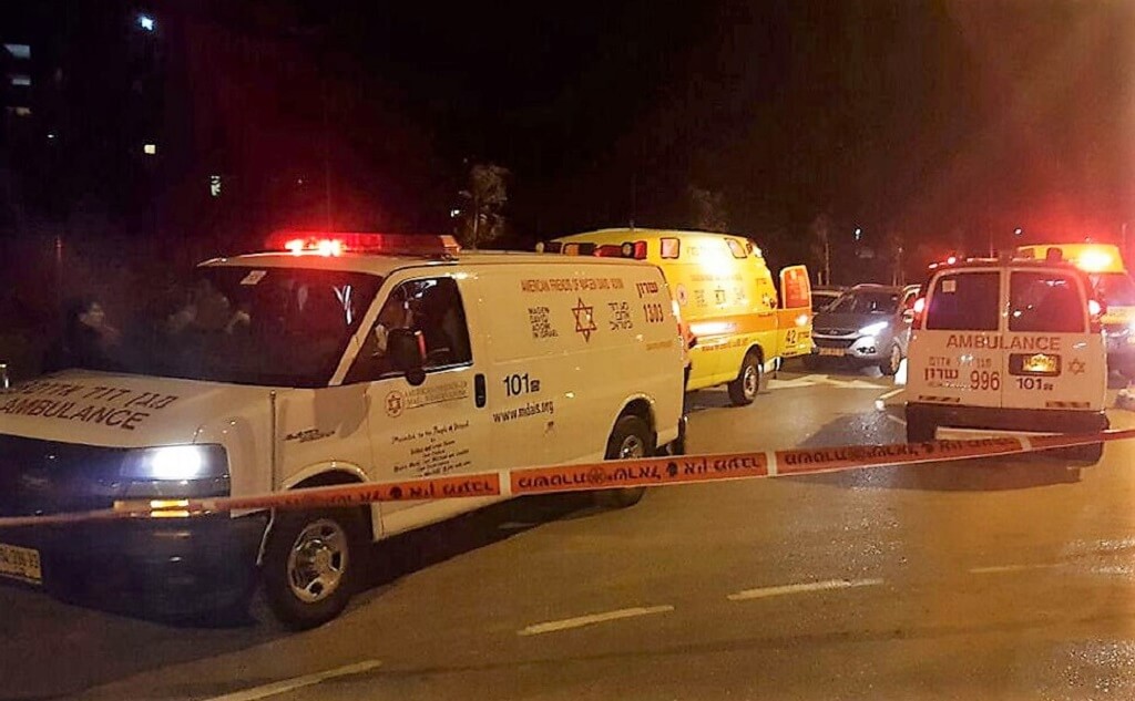 נתניה או שיקגו: הרוג ו-8 פצועים, אחד אנוש מירי לבית | בצילום: אמבולנס של מגן דוד אדום בזירת האירוע נתניה או שיקגו: הרוג ו-8 פצועים, אחד אנוש מירי לבית | בצילום: אמבולנס של מגן דוד אדום בזירת האירוע