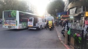 זירת הפיגוע ליד השוק בעיר פתח תקווה
