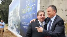 חבר הכנסת דר' אראל מרגלית מימין עם המנהל הכללי של Jnff מר ראסל רובינסון | צילום: זאבי תקשורת.