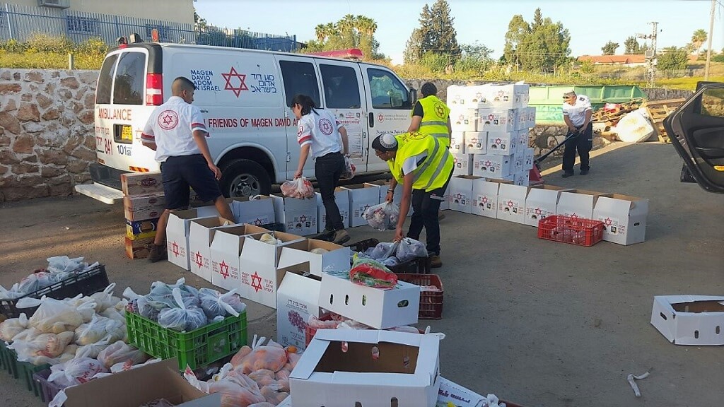 מתנדבי מגן דוד אדום עם מתנדבים תלמידי רשתות החינוך, יאספו עשרות אלפי חבילות מזון למעוטי יכולת | צילום: אסף ברזינגר דוברות מדא