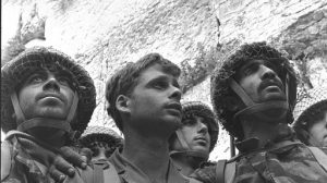 תמונת הצנחנים בכותל המערבי, מ-7 ביוני 1967, עת כיבוש ושחרור העיר העתיקה והכותל המערבי בידי צהל במלחמת ששת הימים. מימין: אושרי, לא זוהה בוודאות (מאחור), יפעת וקרסנטי | צילם דוד רובינגר | לשכת העיתונות הממשלתית