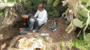 חולית שודדי עתיקות החשודים בתוך הבור שחפרו באתר העתיקות במודיעין | צילום: היחידה למניעת שוד ברשות העתיקות