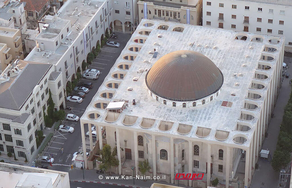 מראה מן האוויר של 'בית הכנסת הגדול' הנמצא בקרן הרחובות אלנבי 110 ורחוב אחד העם בעיר תל אביב | צילום: ויקיפדיה