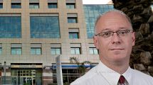 ראש רשות התאגידים, עורך דין אייל גלובוס | רקע: בניין משרד המשפטים בתל אביב | עיבוד: שולי סונגו | צילום: גוגל