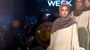 הדוגמנית חלימה עדן (Halima Aden) בשבוע האופנה הצנוע של Modanisa בלונדון | עיבוד צילום: שולי סונגו©