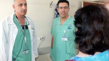 מימין: אביבה תושבת העיר נשר במרכז: דוקטור אמין אבו ג'בל, משמאל: דוקטור אבו אל נאעג' במרכז הרפואי פדה-פוריה