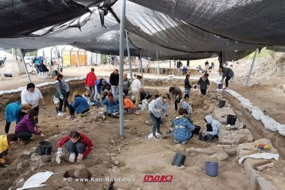 תלמידי חמ"ד בחפירות ארכיאולוגיות כחלק מהסדרת השביל בטבריה. צילום: שמואל מגל, באדיבות רשות העתיקות