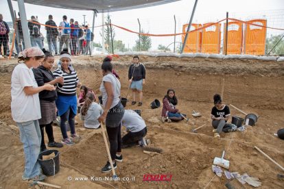 תלמידי חמ"ד בחפירות ארכיאולוגיות כחלק מהסדרת השביל בטבריה. צילום: שמואל מגל, באדיבות רשות העתיקות