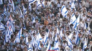 פרשת בְּמִדְבַּר | שְׂאוּ צִיּוֹנָה נֵס וָדֶגֶל | צעדת ריקוד דגלים ביום ירושלים | צילום: ארכיון ויקיפדיה 