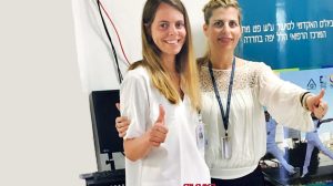 דר' מירב בן נתן ואחת מתלמידות שעברו את הבחינות בבית הספר האקדמי לסיעוד המרכז הרפואי הלל יפה | צילום: דוברות הלל יפה