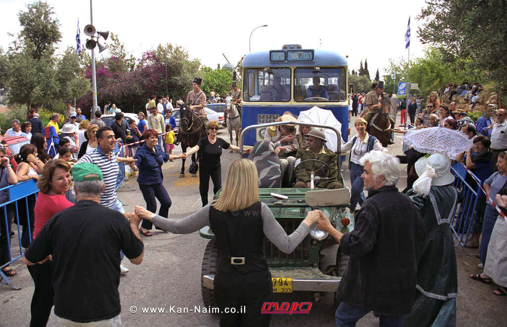 שמחה וריקודים ביום העצמאות ה 53 למדינת ישראל, תוך כדי מיצג של 'מוזיאון חי' המשחזר את החיים בירושלים ובימין משה | צילום: יעקב סער, לע"מ