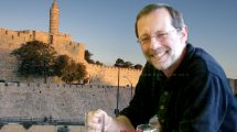 משה פייגלין, רקע: חומות ירושלים העתיקה משמאל: מגדל דוד | עיבוד צילום: שולי סונגו©
