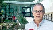 יושב ראש ועדת הדקדוק של האקדמיה, פרופ' יוסף עופר, ברקע: בניין האקדמיה ללשון העברית | צילום באדיבות: ורד ירושלמי | עיבוד צילום: שולי סונגו ©